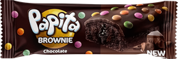 Кекс шоколадный PAPITA Brownie с какао-глазурью, шоколадной начинкой и цветным драже, 40г, крупный план