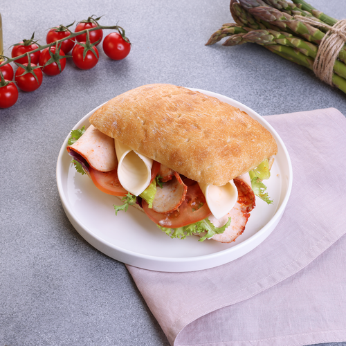Брускетта с сочным куриным филе и соусом цезарь ЛЕНТА FRESH, 250г, крупный план