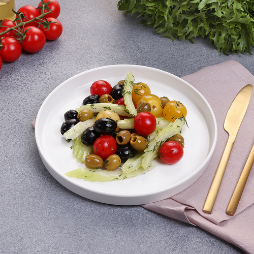 Салат овощной с маслинами и оливками с греческой заправкой, вид