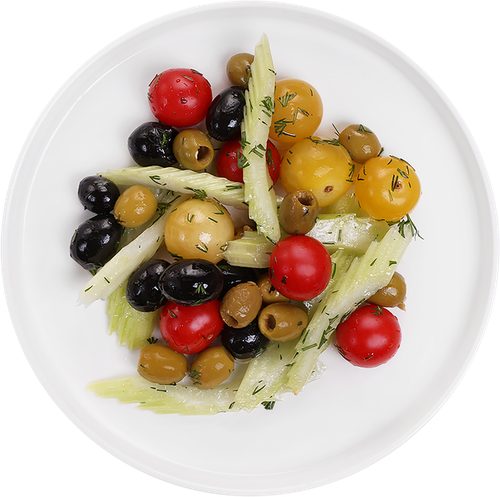 Салат овощной с маслинами и оливками с греческой заправкой, фотография